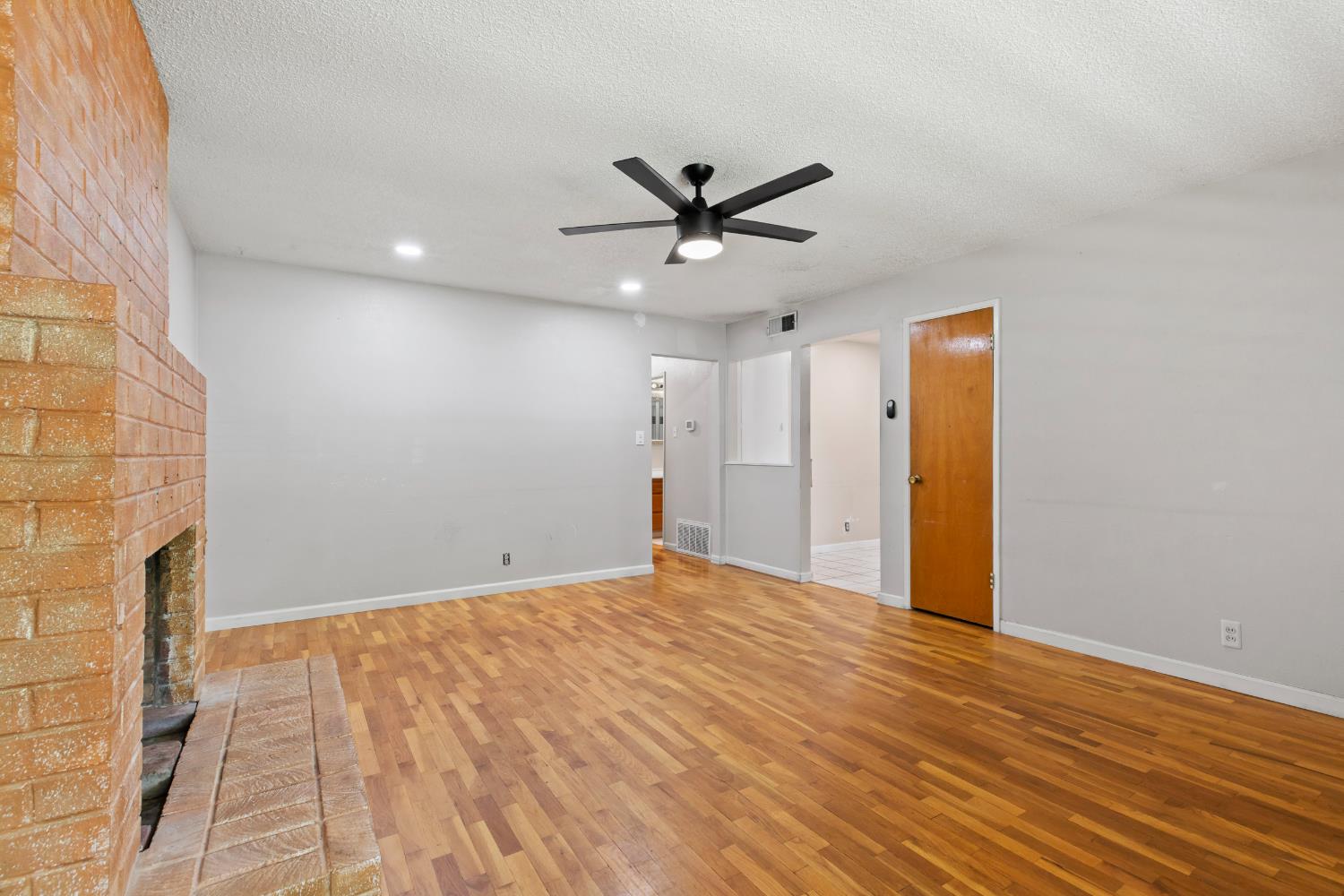 Detail Gallery Image 8 of 43 For 2037 Wally Ct, Modesto,  CA 95350 - 3 Beds | 3 Baths