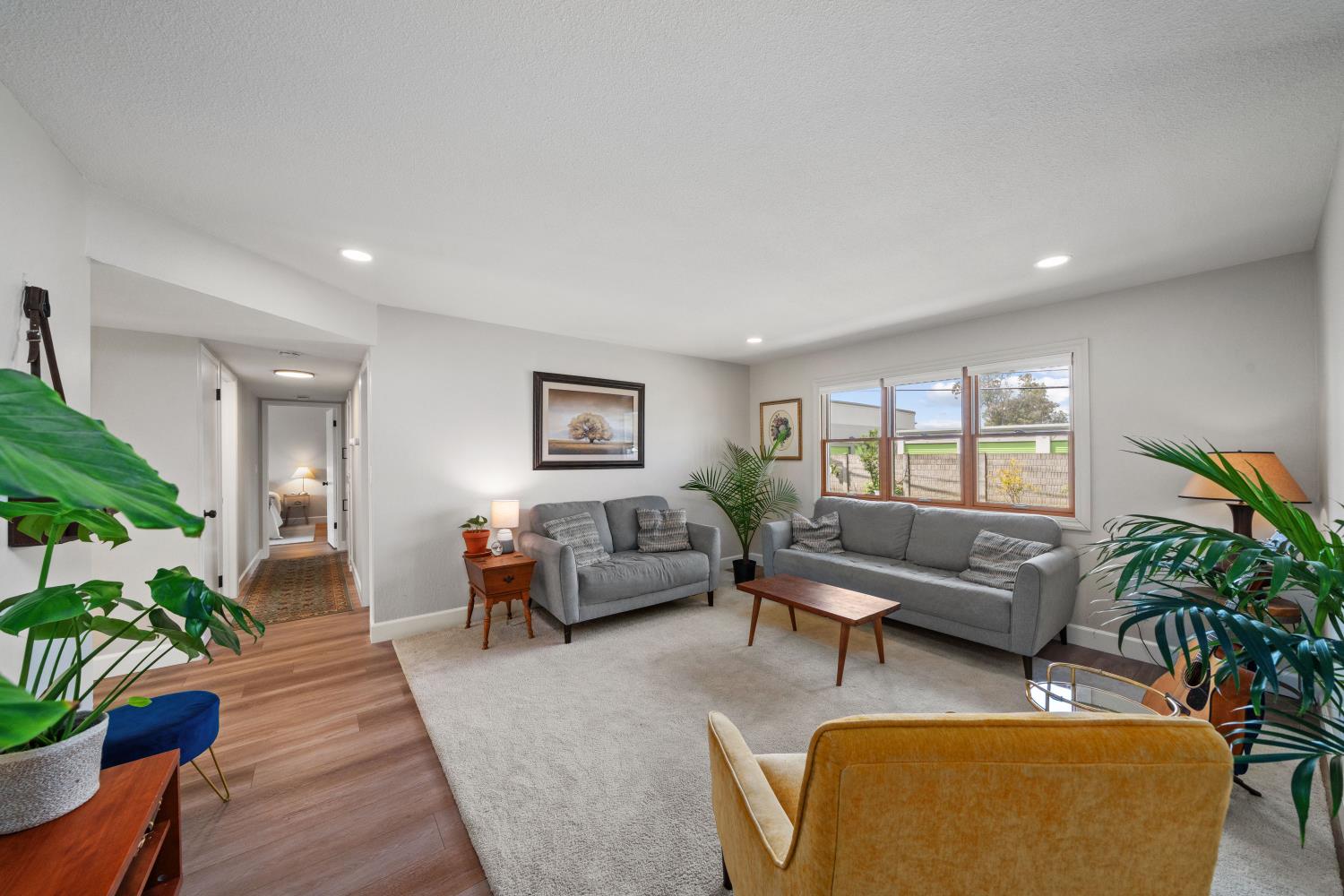 Detail Gallery Image 5 of 31 For 7037 Wilshire Cir, Sacramento,  CA 95822 - 3 Beds | 2 Baths