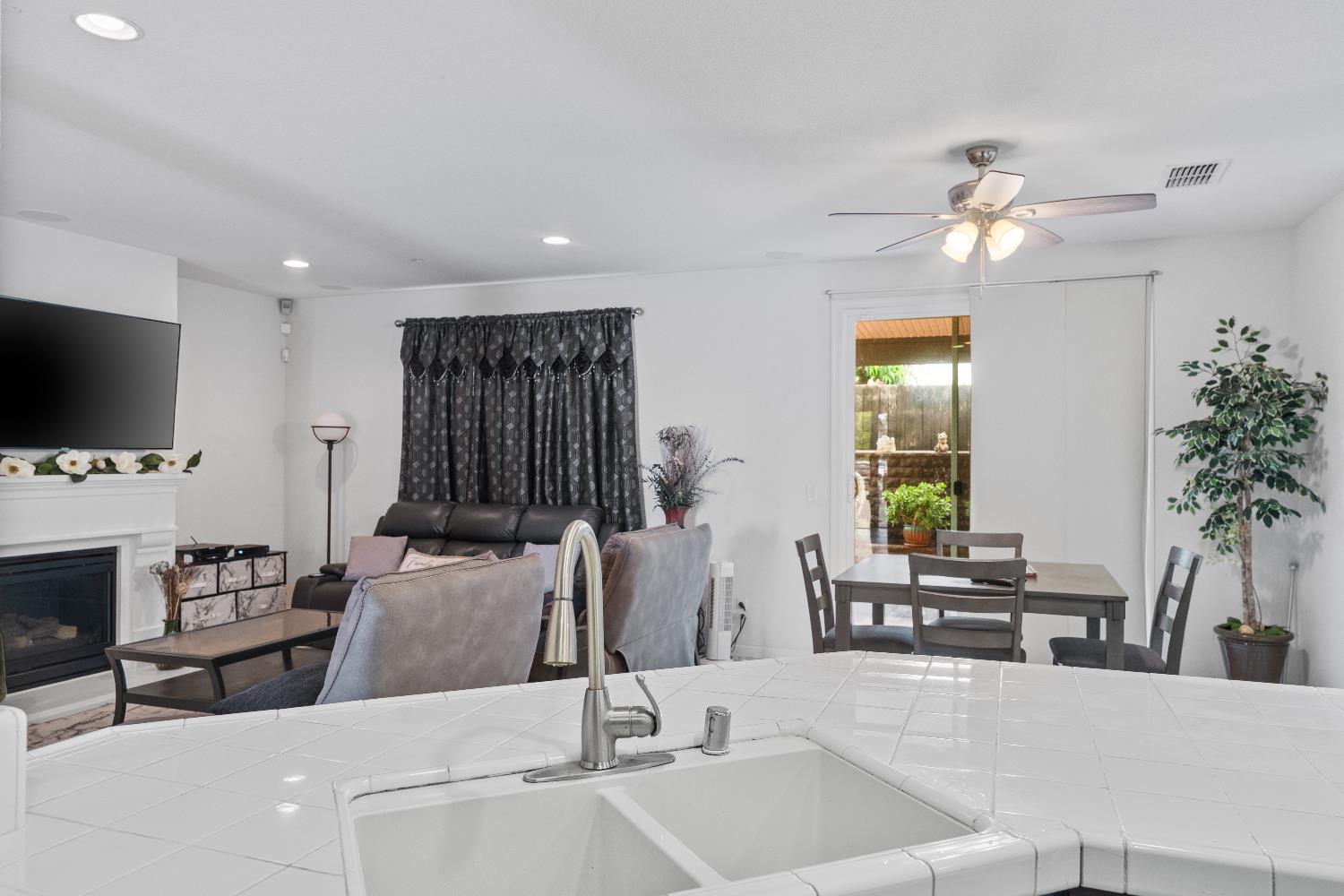 Detail Gallery Image 10 of 59 For 8269 Red Rock Dr, Sacramento,  CA 95829 - 4 Beds | 2/1 Baths