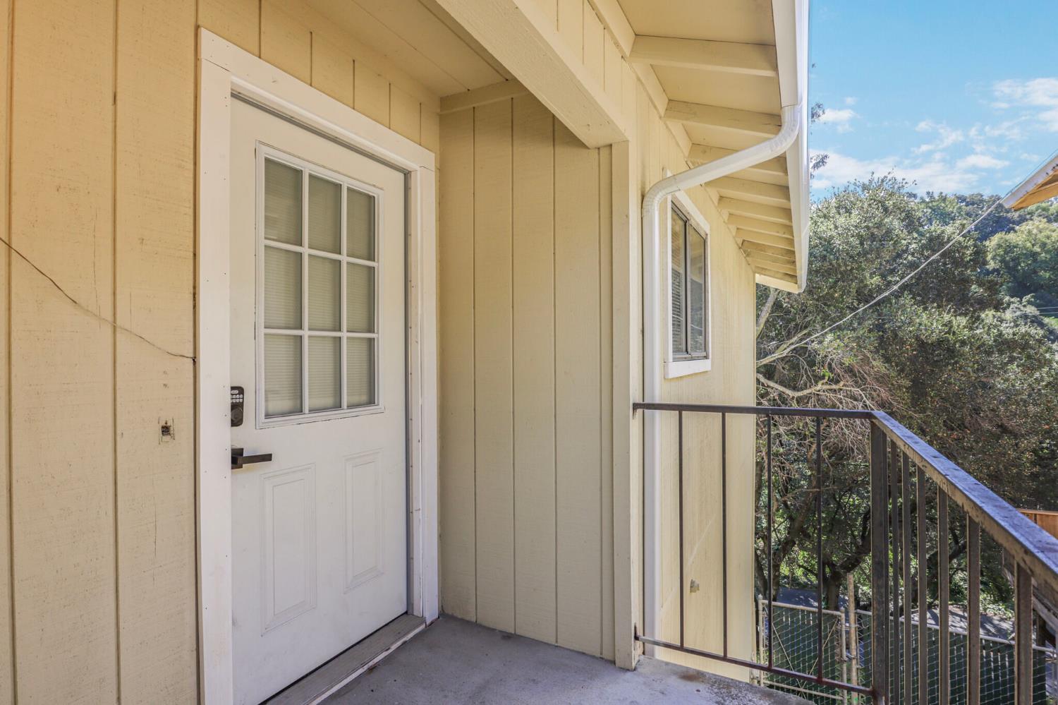 Detail Gallery Image 3 of 34 For 9214 Golf Links Rd, Oakland,  CA 94605 - 3 Beds | 2 Baths
