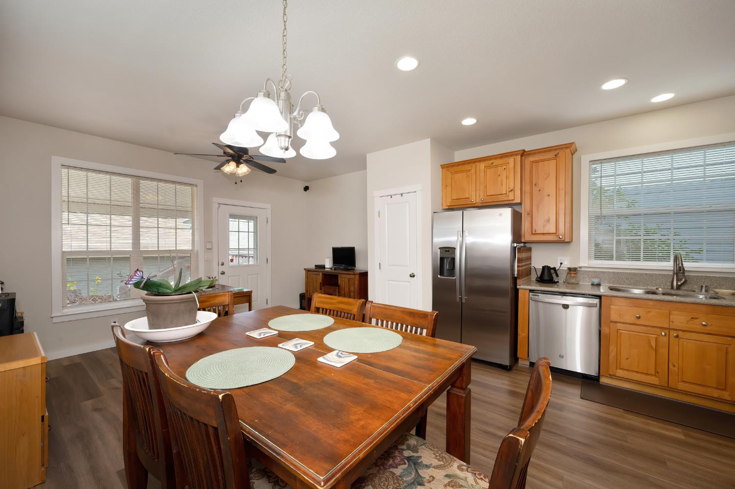 Detail Gallery Image 11 of 37 For 105 Hickory St, Roseville,  CA 95678 - 3 Beds | 2/1 Baths