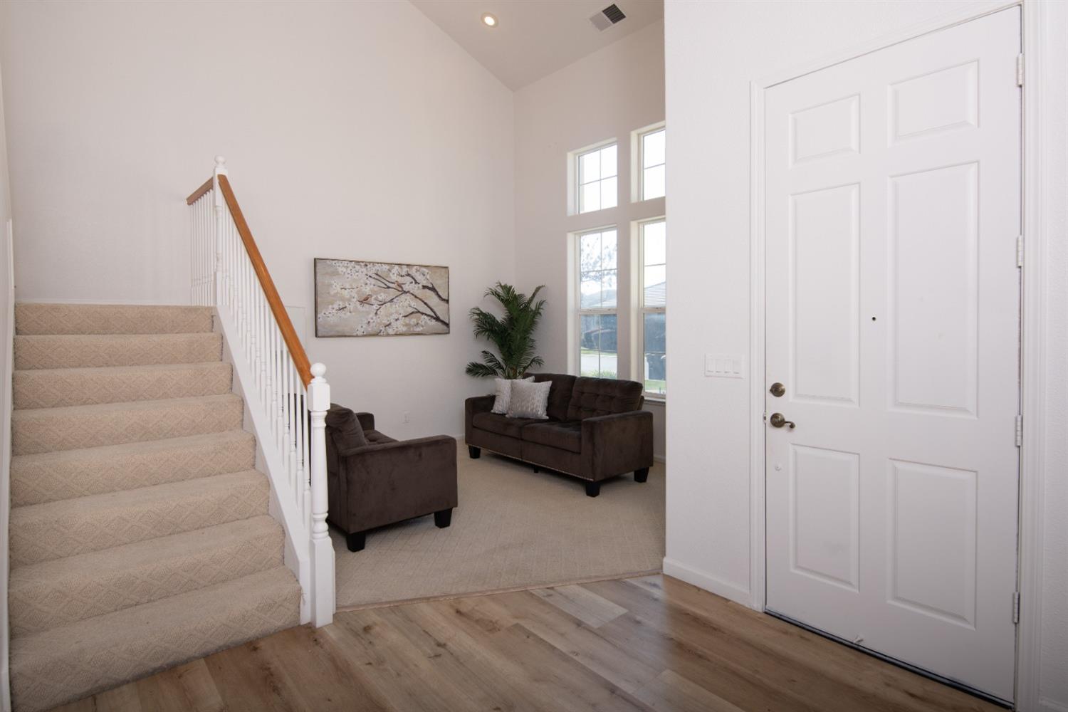 Detail Gallery Image 4 of 59 For 3012 Edgeview Dr, Modesto,  CA 95355 - 5 Beds | 3/1 Baths