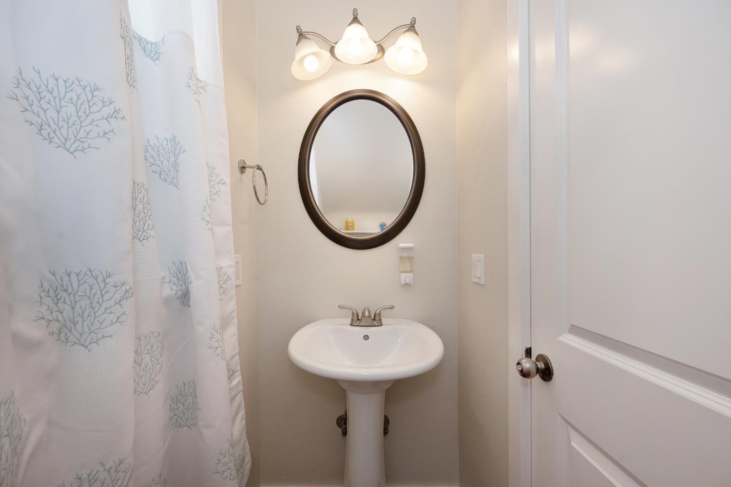 Detail Gallery Image 5 of 37 For 105 Hickory St, Roseville,  CA 95678 - 3 Beds | 2/1 Baths