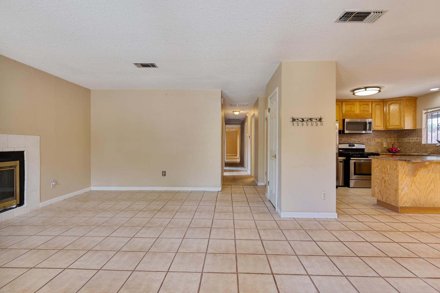 Detail Gallery Image 7 of 44 For 1761 Sikh Temple St, Stockton,  CA 95206 - 4 Beds | 2 Baths