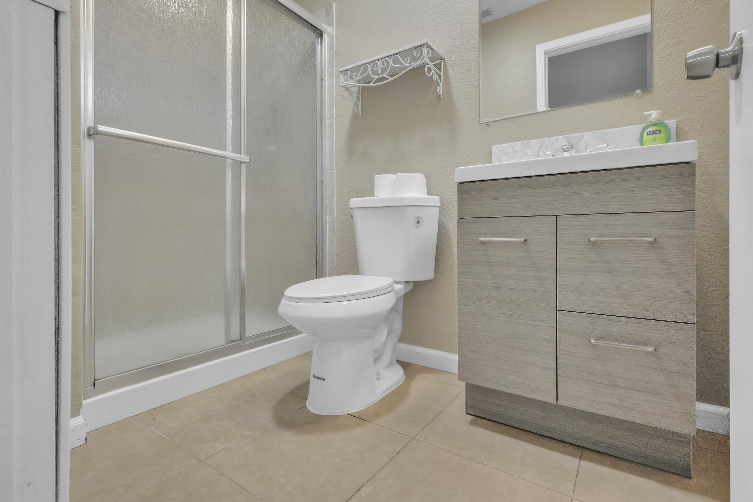 Detail Gallery Image 9 of 18 For 909 Meadowview Dr, Galt,  CA 95632 - 3 Beds | 2 Baths