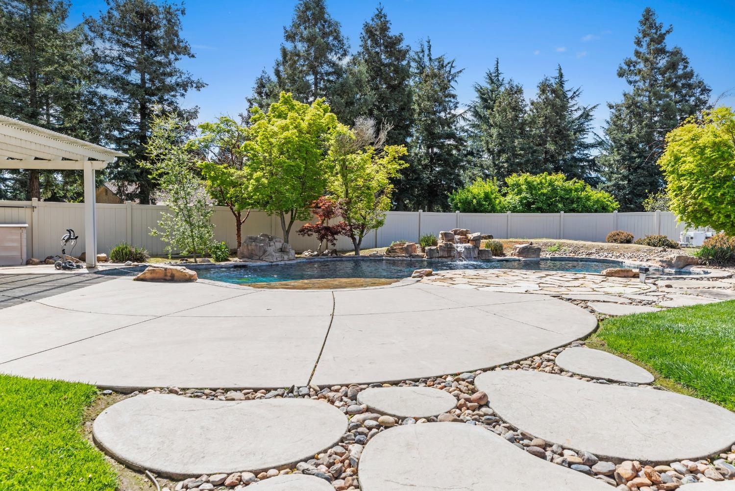 Detail Gallery Image 16 of 77 For 5000 Peach Blossom Ln, Oakdale,  CA 95361 - 5 Beds | 3/1 Baths