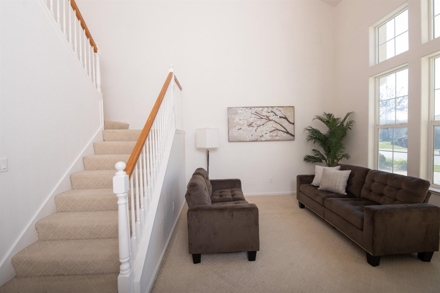 Detail Gallery Image 5 of 59 For 3012 Edgeview Dr, Modesto,  CA 95355 - 5 Beds | 3/1 Baths