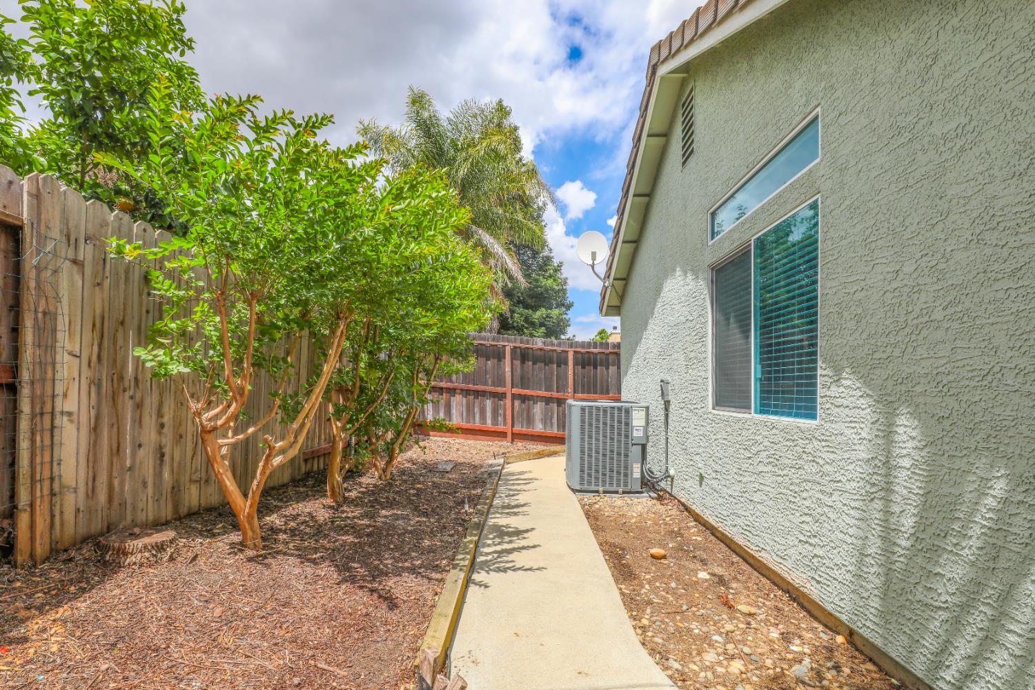 Detail Gallery Image 6 of 35 For 9134 Bungalow Way, Elk Grove,  CA 95758 - 3 Beds | 2 Baths