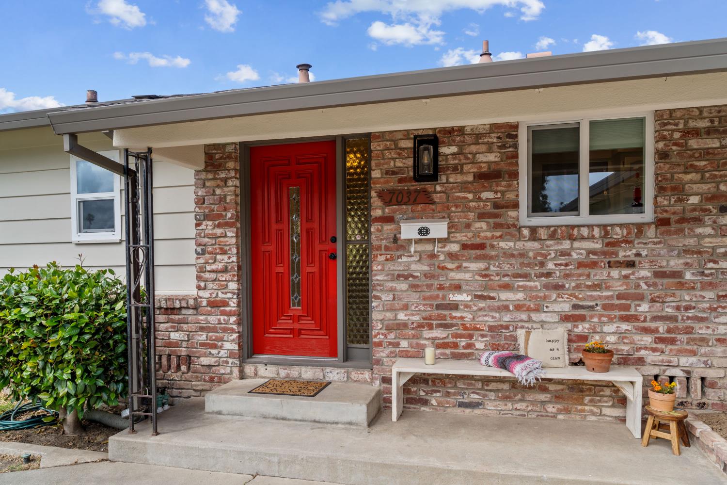 Detail Gallery Image 2 of 31 For 7037 Wilshire Cir, Sacramento,  CA 95822 - 3 Beds | 2 Baths