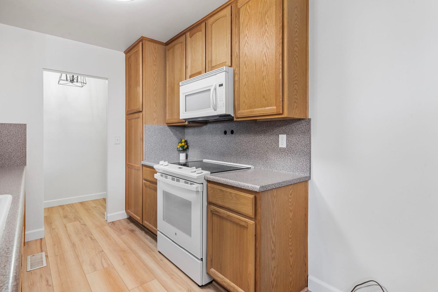 Detail Gallery Image 12 of 49 For 3920 S Escalon Bellota Rd, Farmington,  CA 95230 - 3 Beds | 1/1 Baths