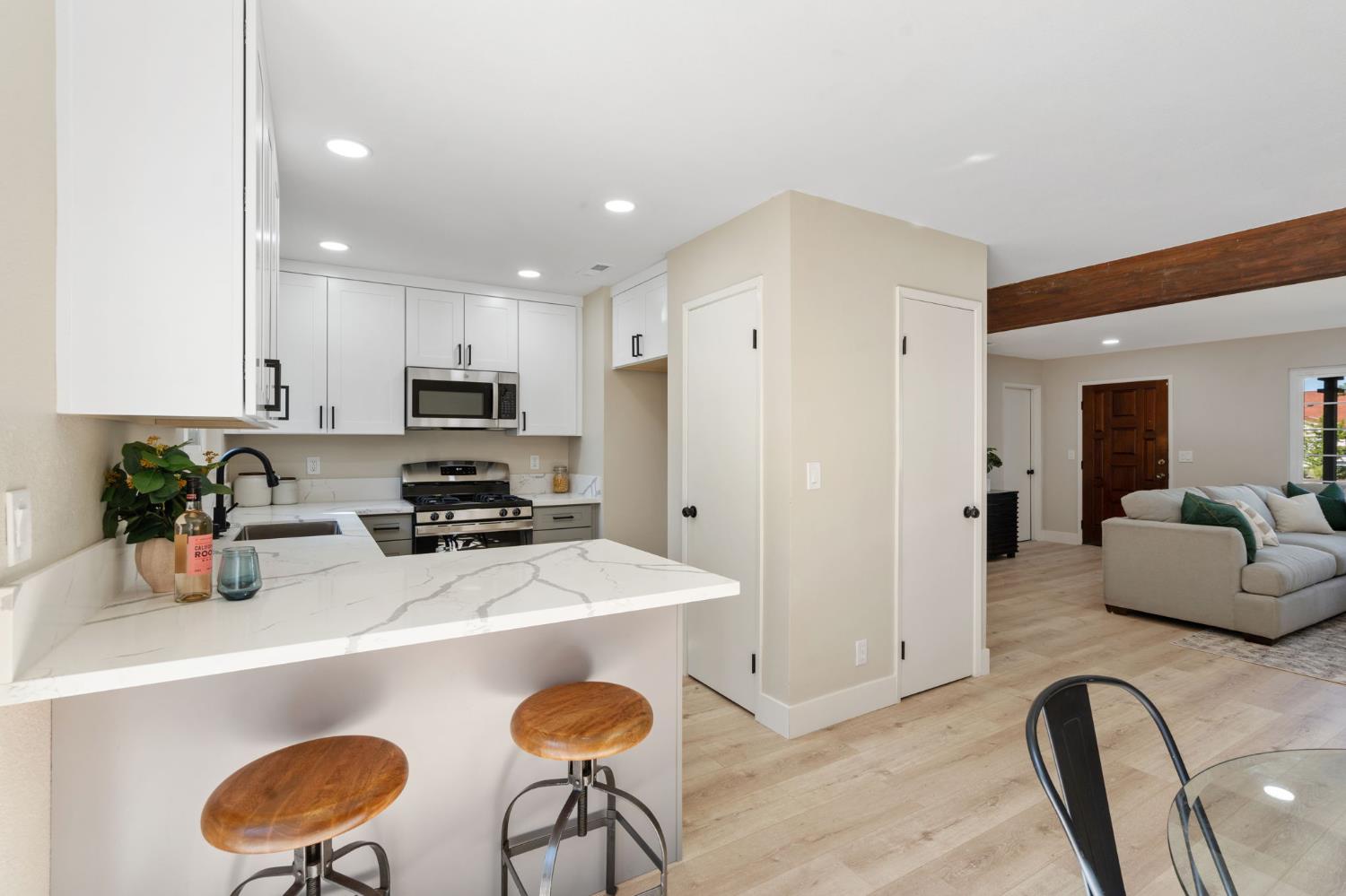 Detail Gallery Image 11 of 25 For 8046 Center Pkwy, Sacramento,  CA 95823 - 3 Beds | 2 Baths