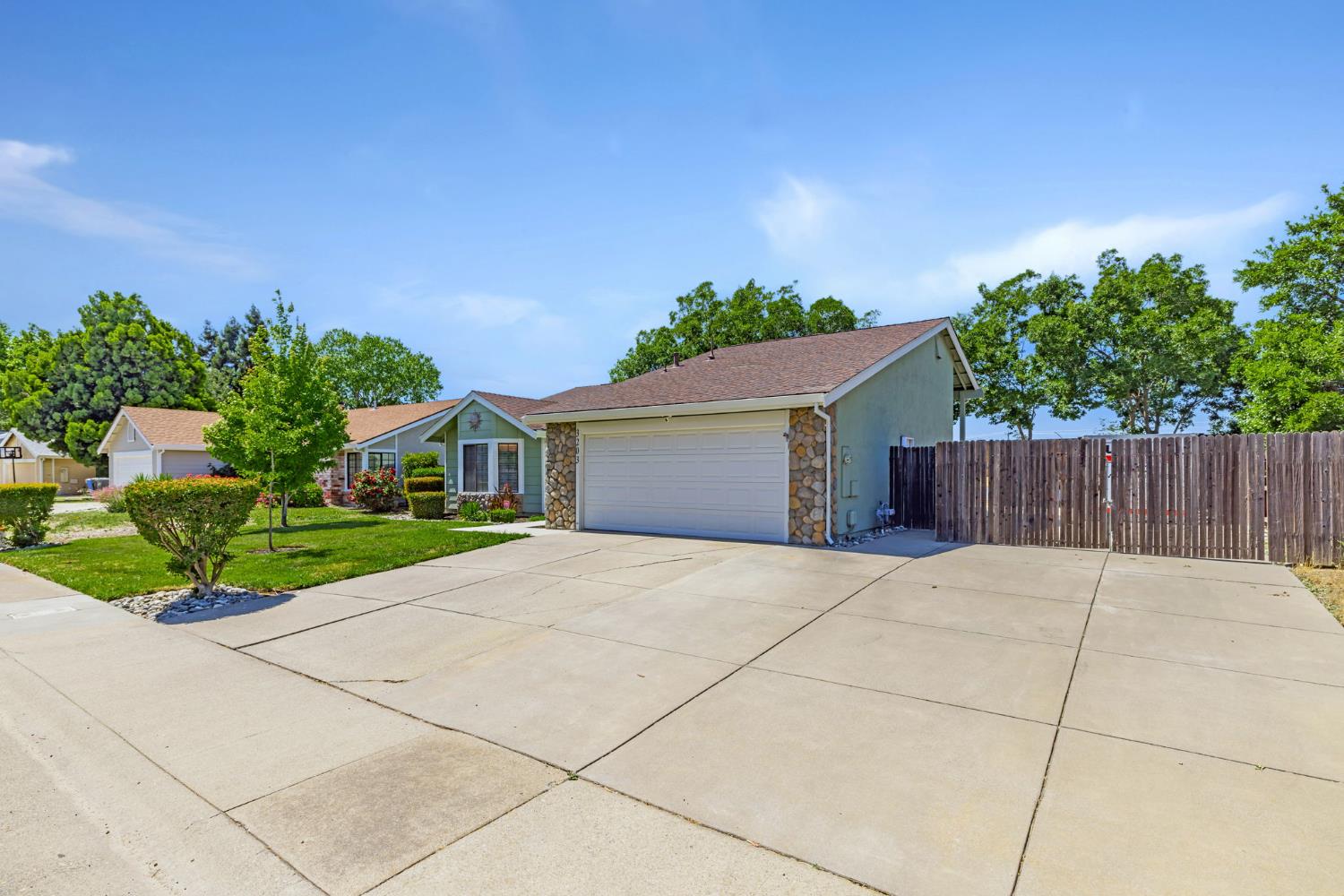 Detail Gallery Image 2 of 34 For 3203 Osuna Way, Sacramento,  CA 95833 - 3 Beds | 2 Baths