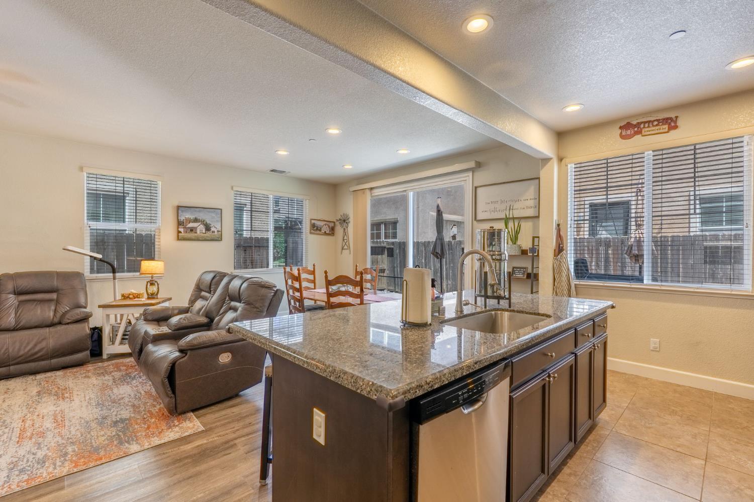 Detail Gallery Image 8 of 34 For 3905 Lookout Dr, Modesto,  CA 95355 - 3 Beds | 2/1 Baths