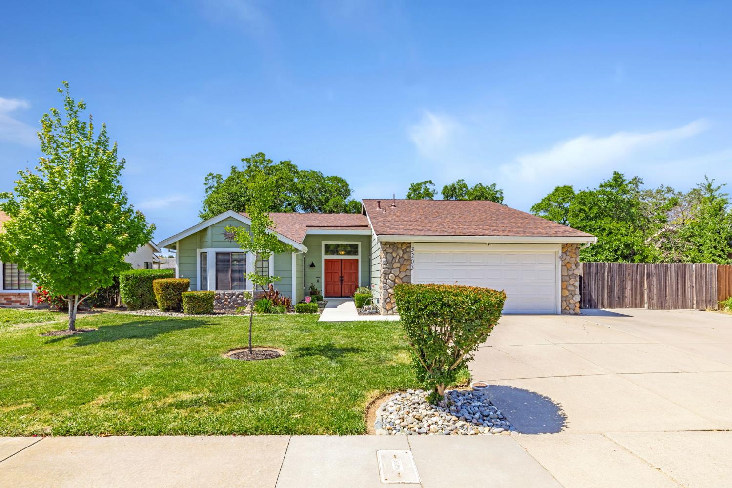 Detail Gallery Image 1 of 34 For 3203 Osuna Way, Sacramento,  CA 95833 - 3 Beds | 2 Baths
