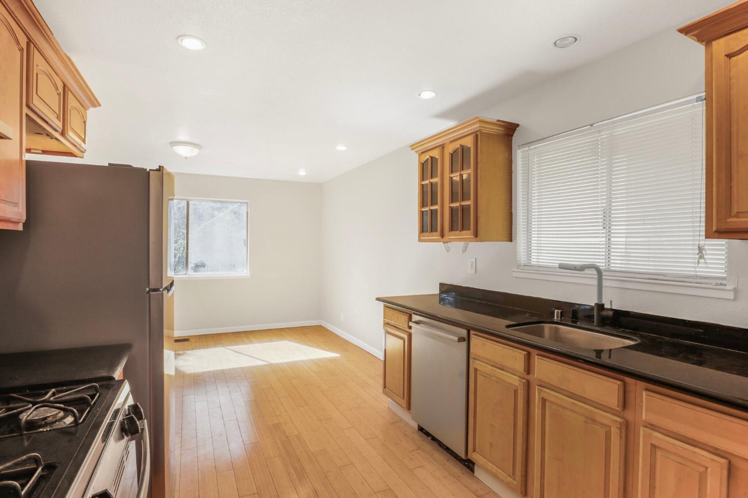 Detail Gallery Image 9 of 34 For 9214 Golf Links Rd, Oakland,  CA 94605 - 3 Beds | 2 Baths