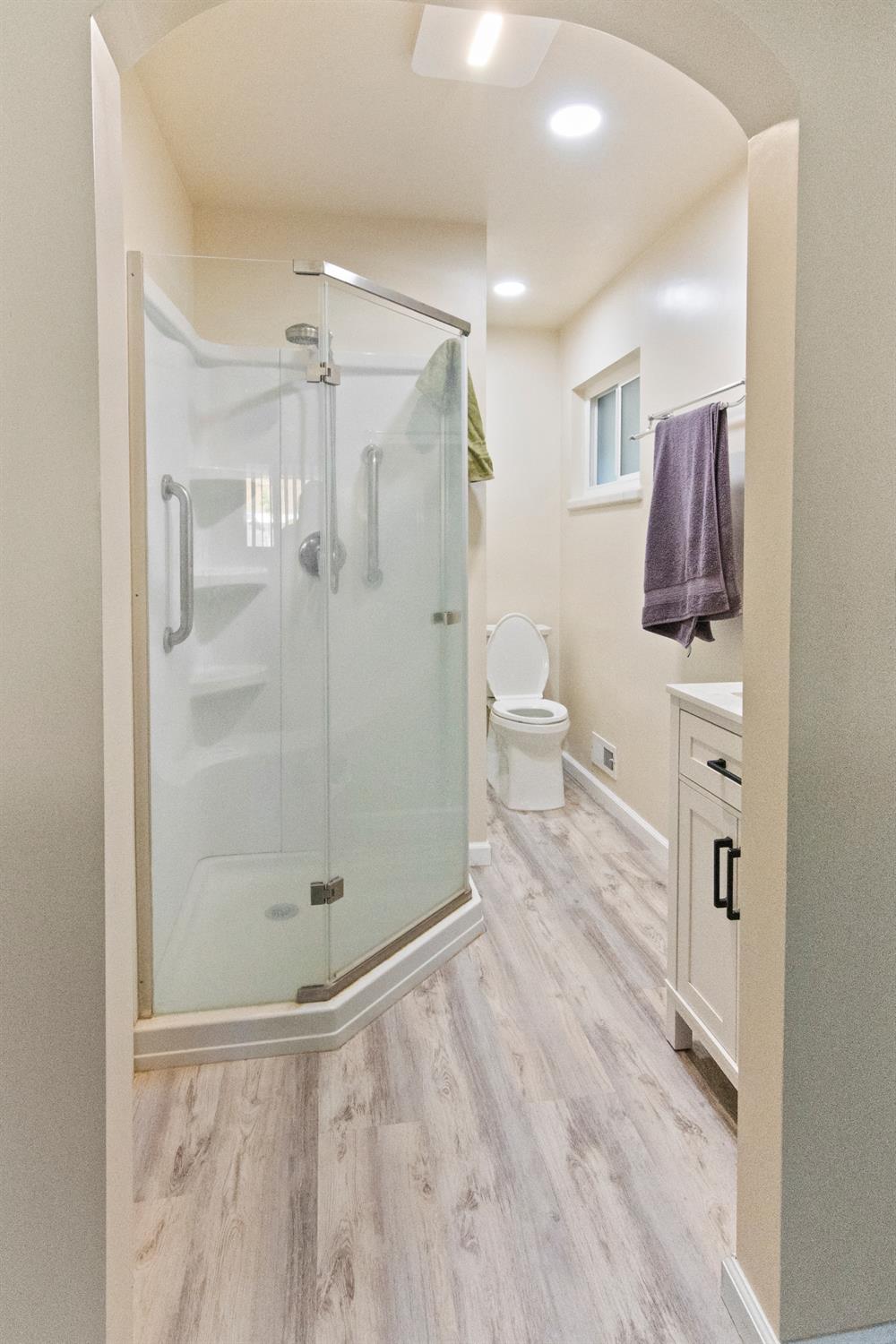Detail Gallery Image 9 of 30 For 6281 Denslow Way, Sacramento,  CA 95823 - 4 Beds | 4 Baths