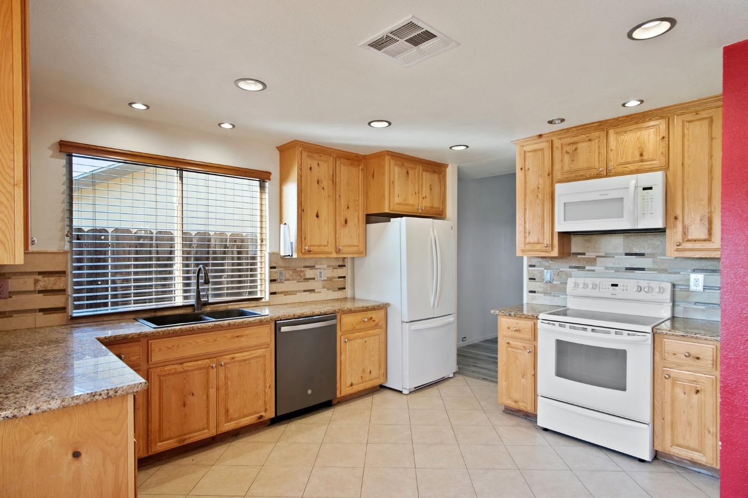 Detail Gallery Image 5 of 25 For 50 Willowood Dr, Oakdale,  CA 95361 - 3 Beds | 2 Baths