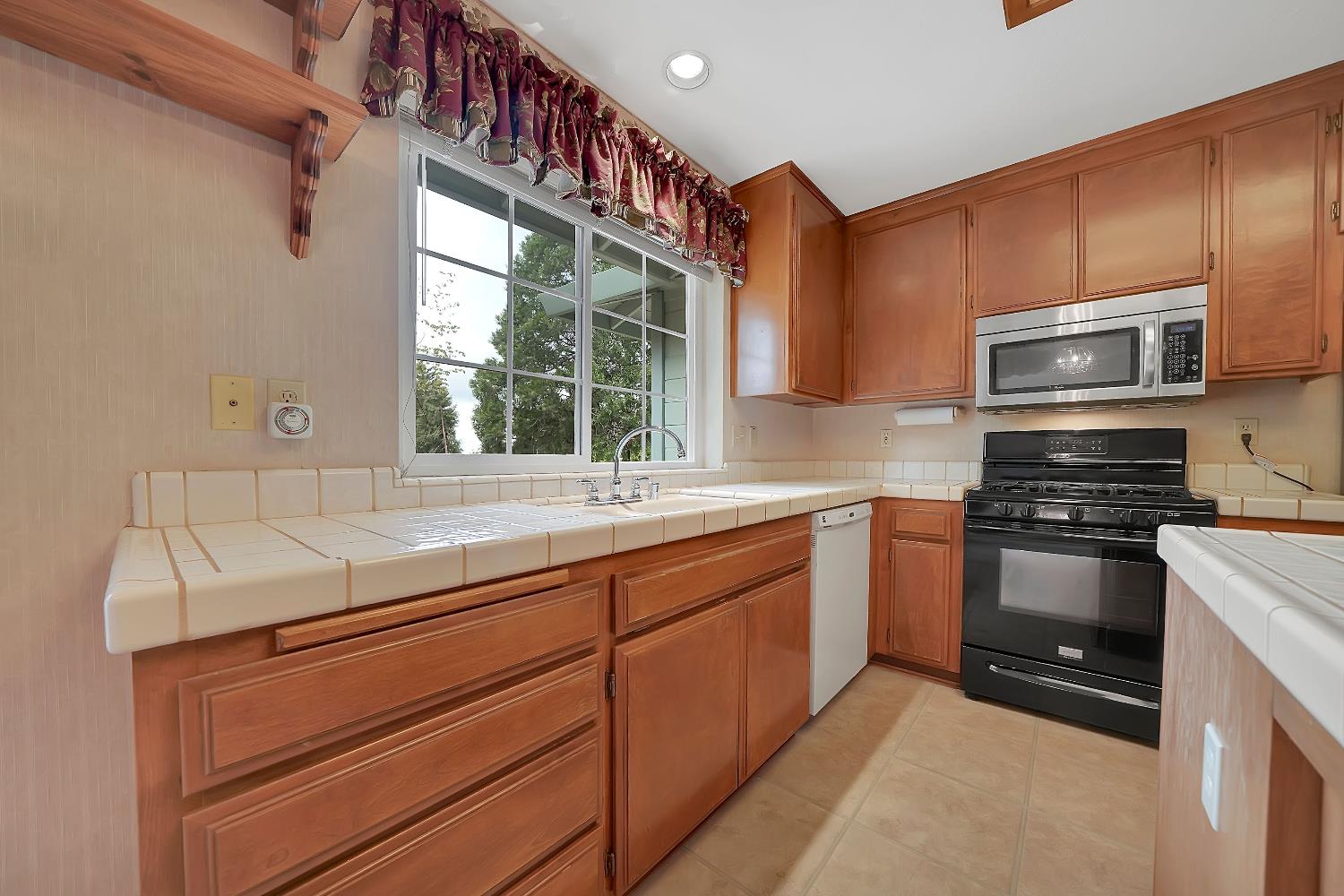 Detail Gallery Image 7 of 36 For 23431 Fortress Way, Pioneer,  CA 95666 - 3 Beds | 2 Baths