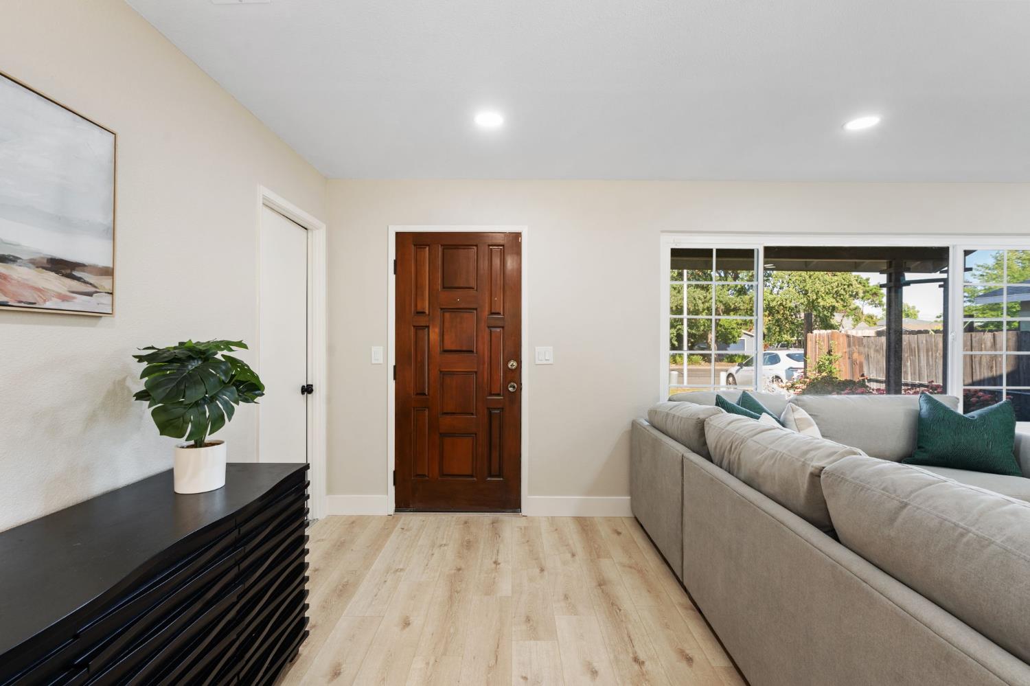 Detail Gallery Image 4 of 25 For 8046 Center Pkwy, Sacramento,  CA 95823 - 3 Beds | 2 Baths