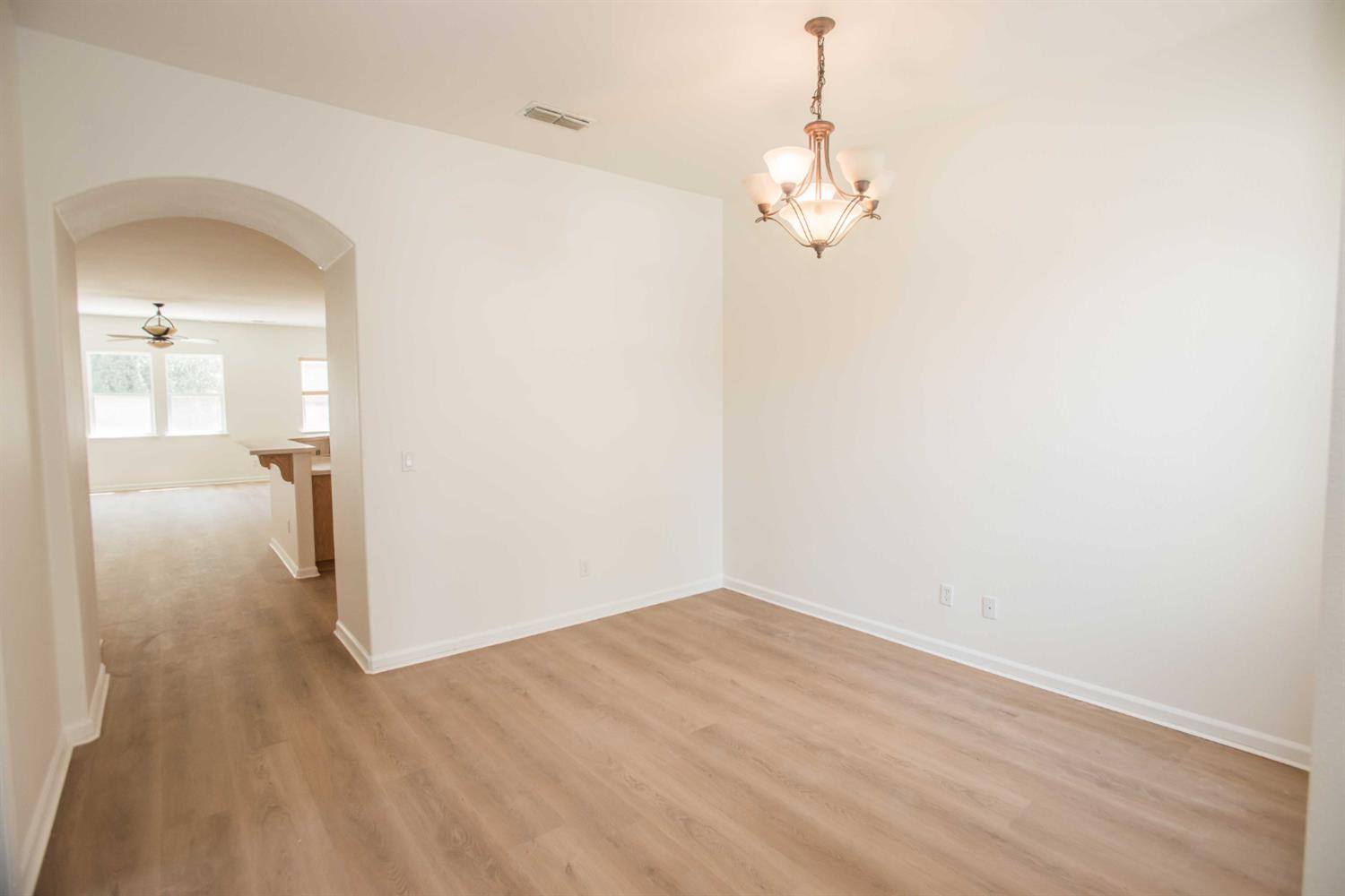 Detail Gallery Image 2 of 13 For 7004 Santarem Ct, Elk Grove,  CA 95757 - 4 Beds | 3 Baths