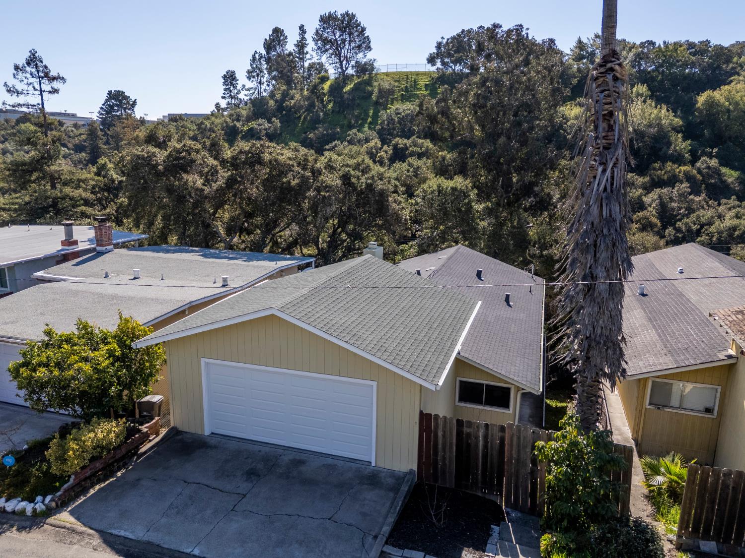 Detail Gallery Image 2 of 34 For 9214 Golf Links Rd, Oakland,  CA 94605 - 3 Beds | 2 Baths