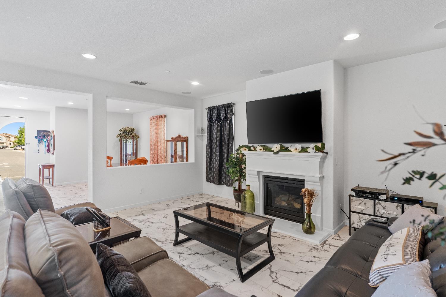 Detail Gallery Image 4 of 59 For 8269 Red Rock Dr, Sacramento,  CA 95829 - 4 Beds | 2/1 Baths