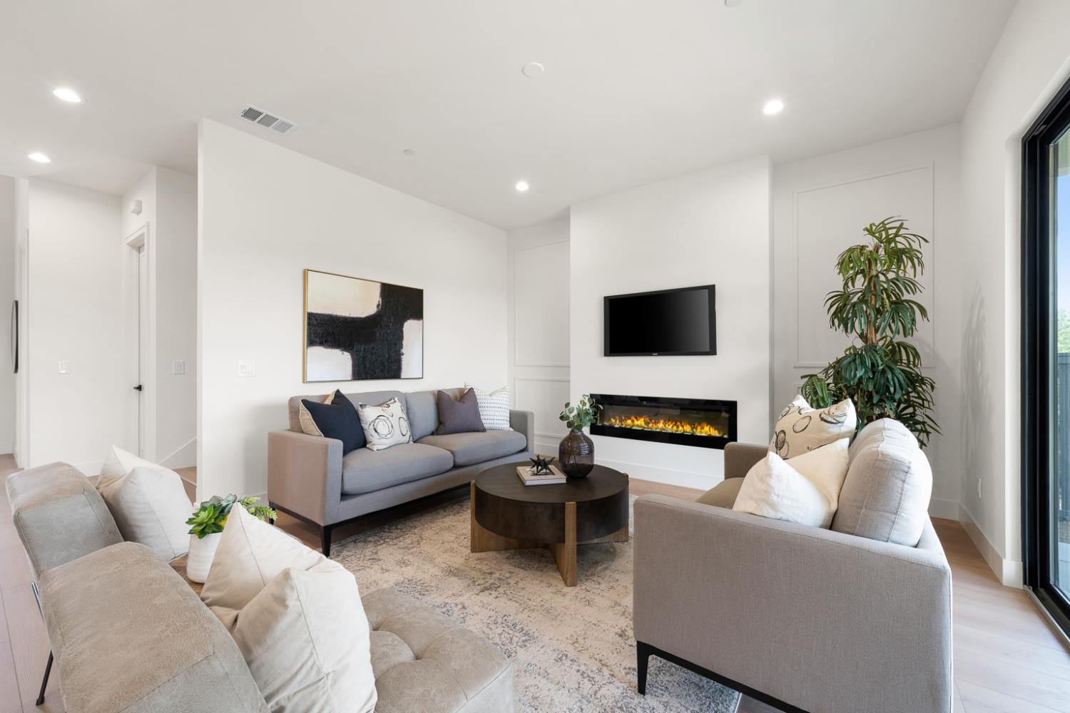 Detail Gallery Image 8 of 59 For 407 East St, Roseville,  CA 95678 - 4 Beds | 4 Baths