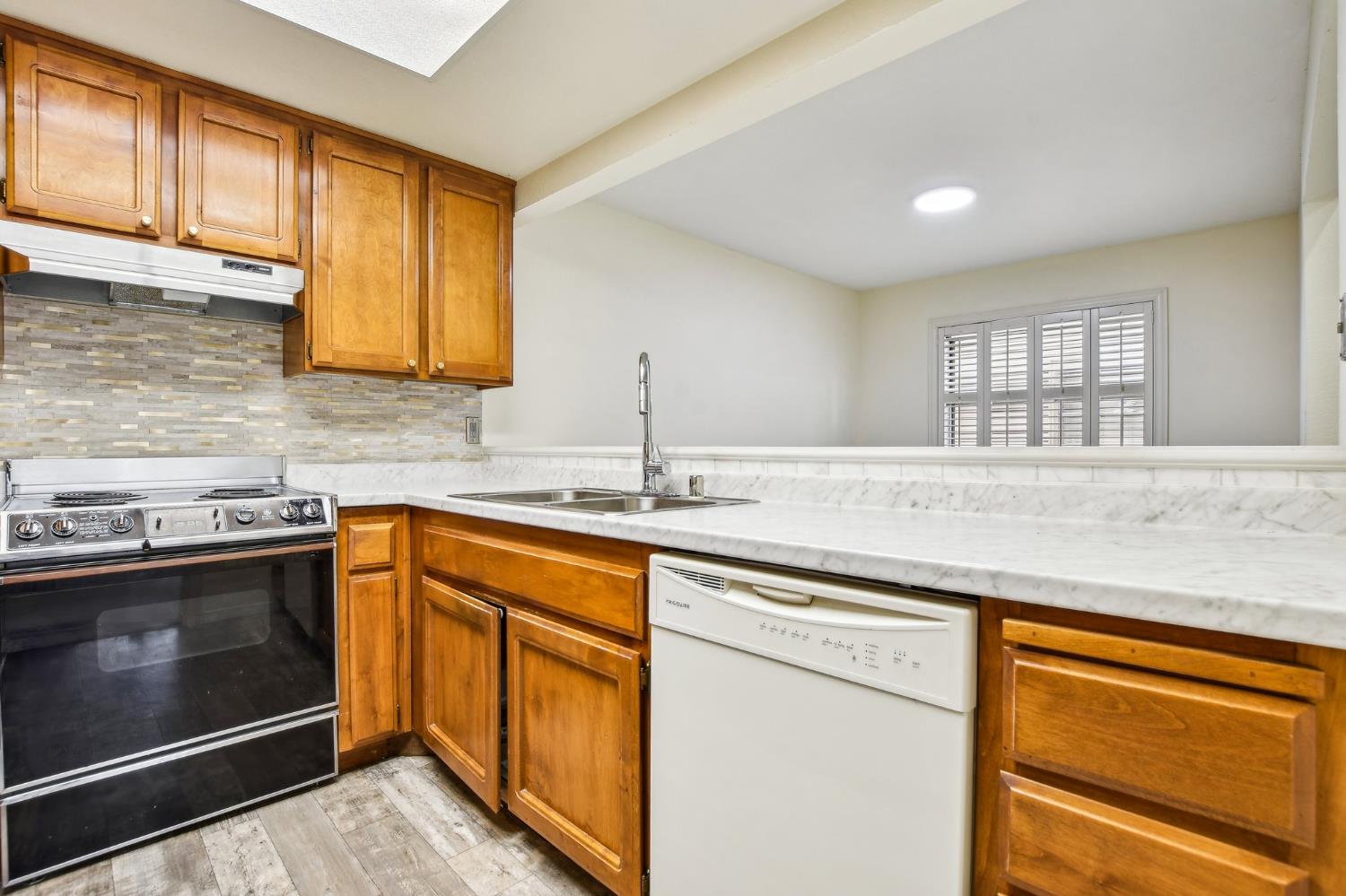 Hurley Way #36, Sacramento, California image 4