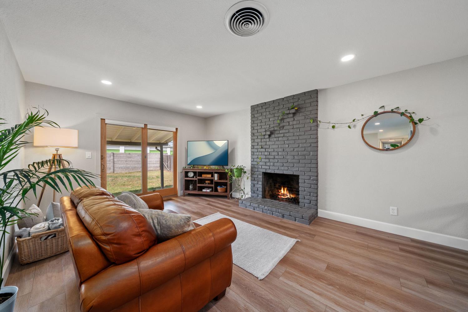 Detail Gallery Image 8 of 31 For 7037 Wilshire Cir, Sacramento,  CA 95822 - 3 Beds | 2 Baths