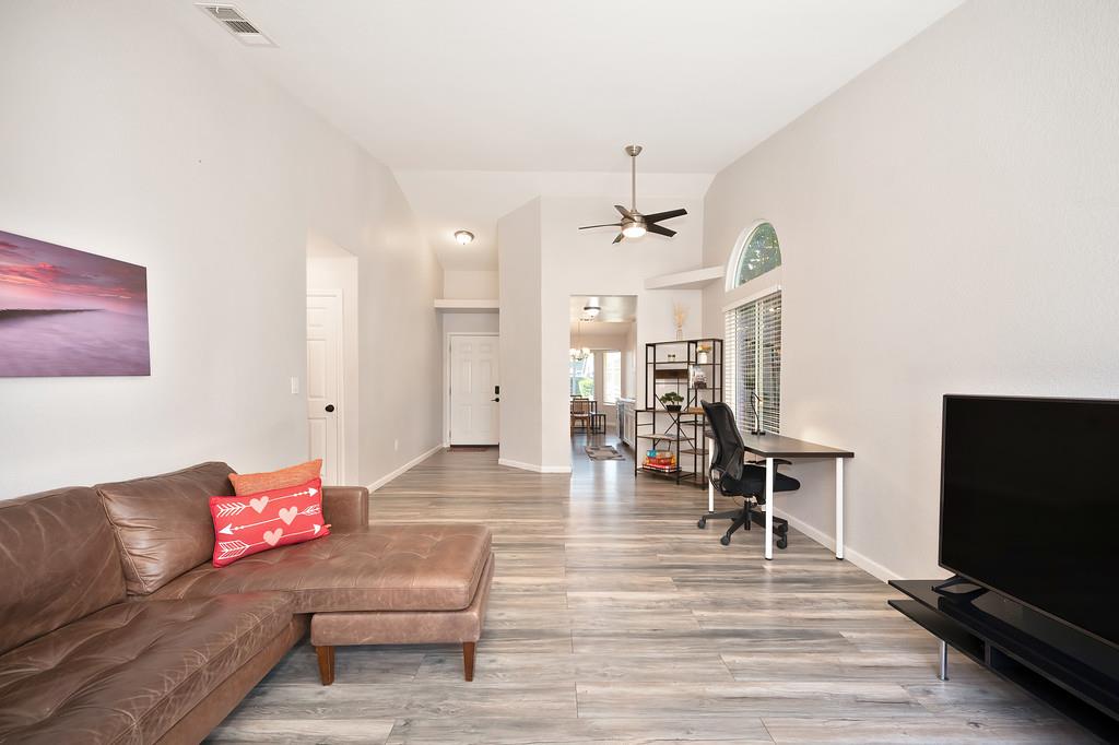 Peach Leaf Court, Sacramento, California image 9