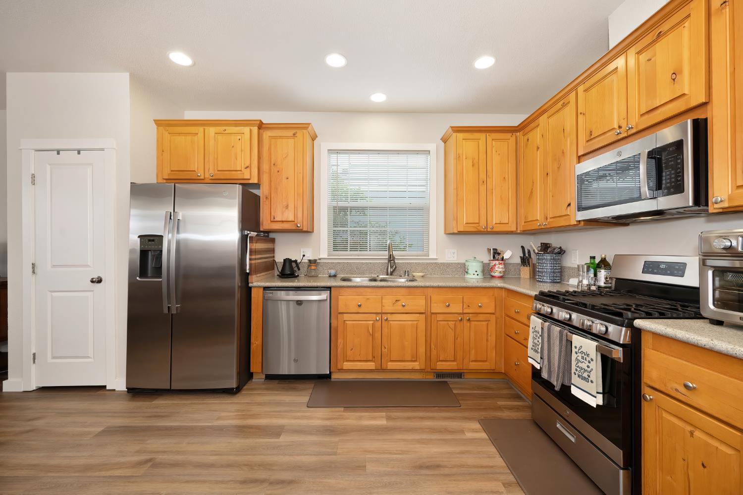 Detail Gallery Image 8 of 37 For 105 Hickory St, Roseville,  CA 95678 - 3 Beds | 2/1 Baths