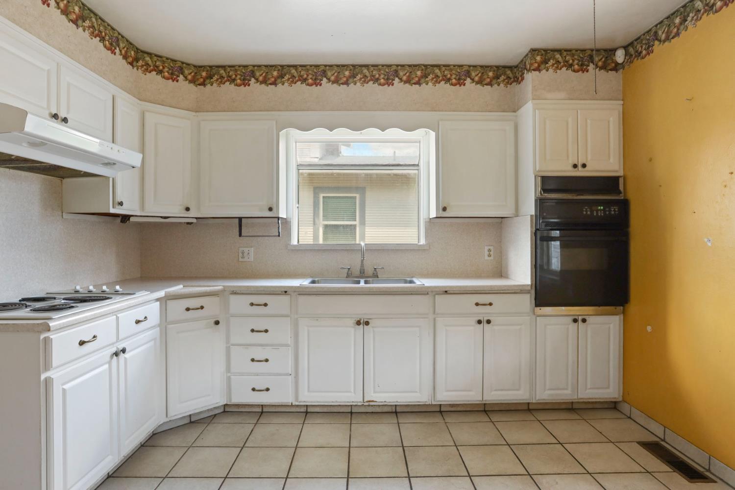 Detail Gallery Image 12 of 39 For 304 E Tokay St, Lodi,  CA 95240 - 2 Beds | 2 Baths