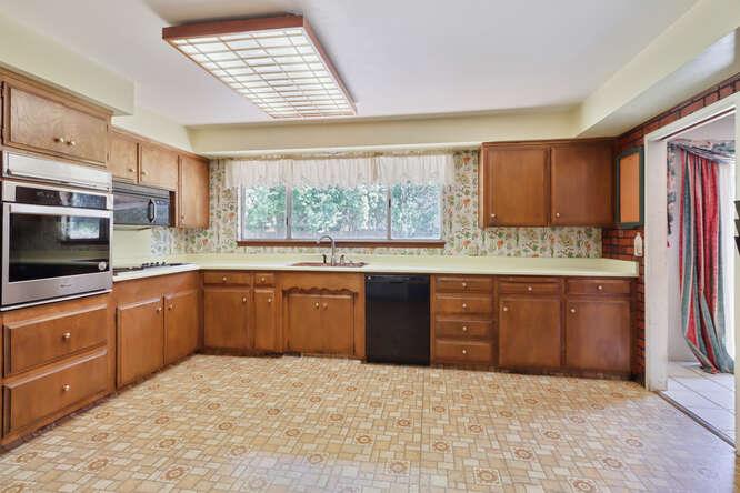 Detail Gallery Image 14 of 49 For 51 Tristan Cir, Sacramento,  CA 95823 - 5 Beds | 2/1 Baths