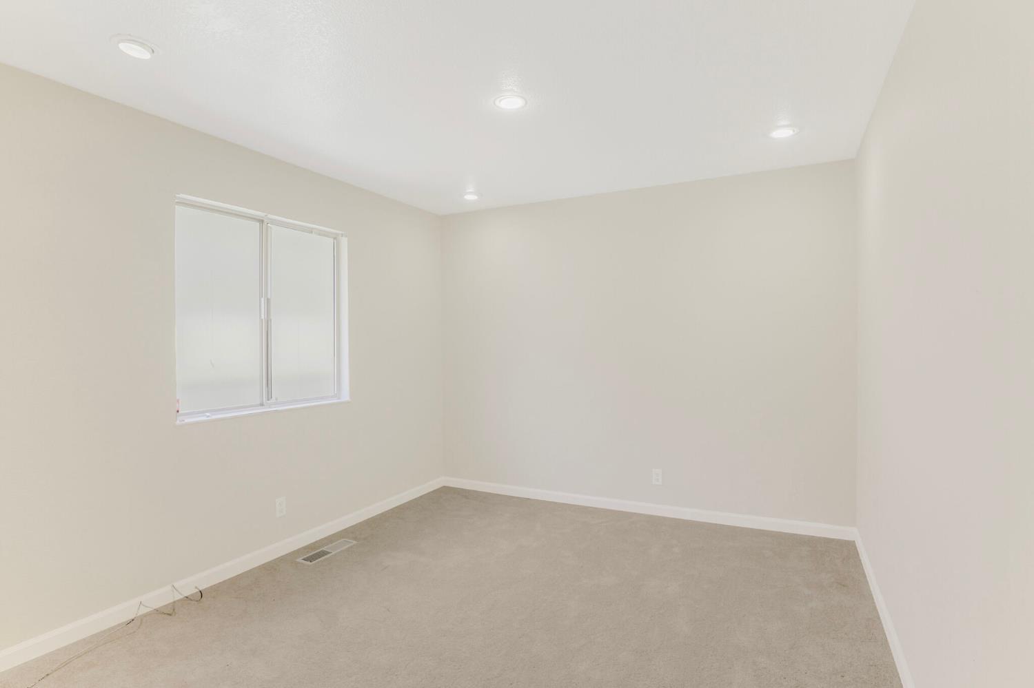 Detail Gallery Image 17 of 34 For 9214 Golf Links Rd, Oakland,  CA 94605 - 3 Beds | 2 Baths