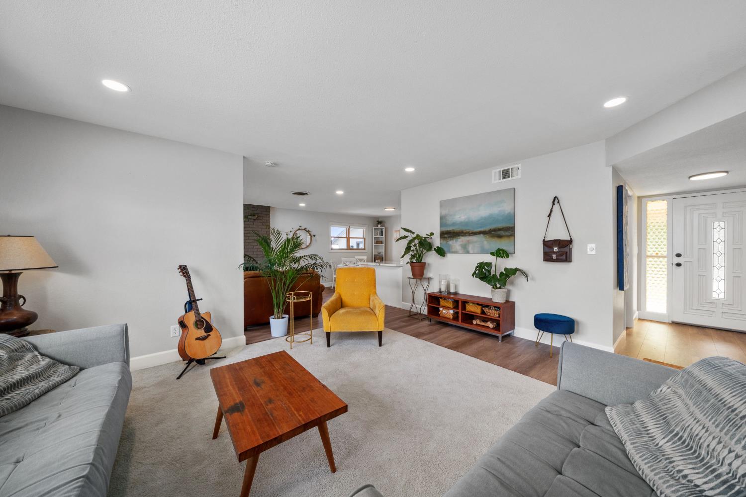 Detail Gallery Image 7 of 31 For 7037 Wilshire Cir, Sacramento,  CA 95822 - 3 Beds | 2 Baths