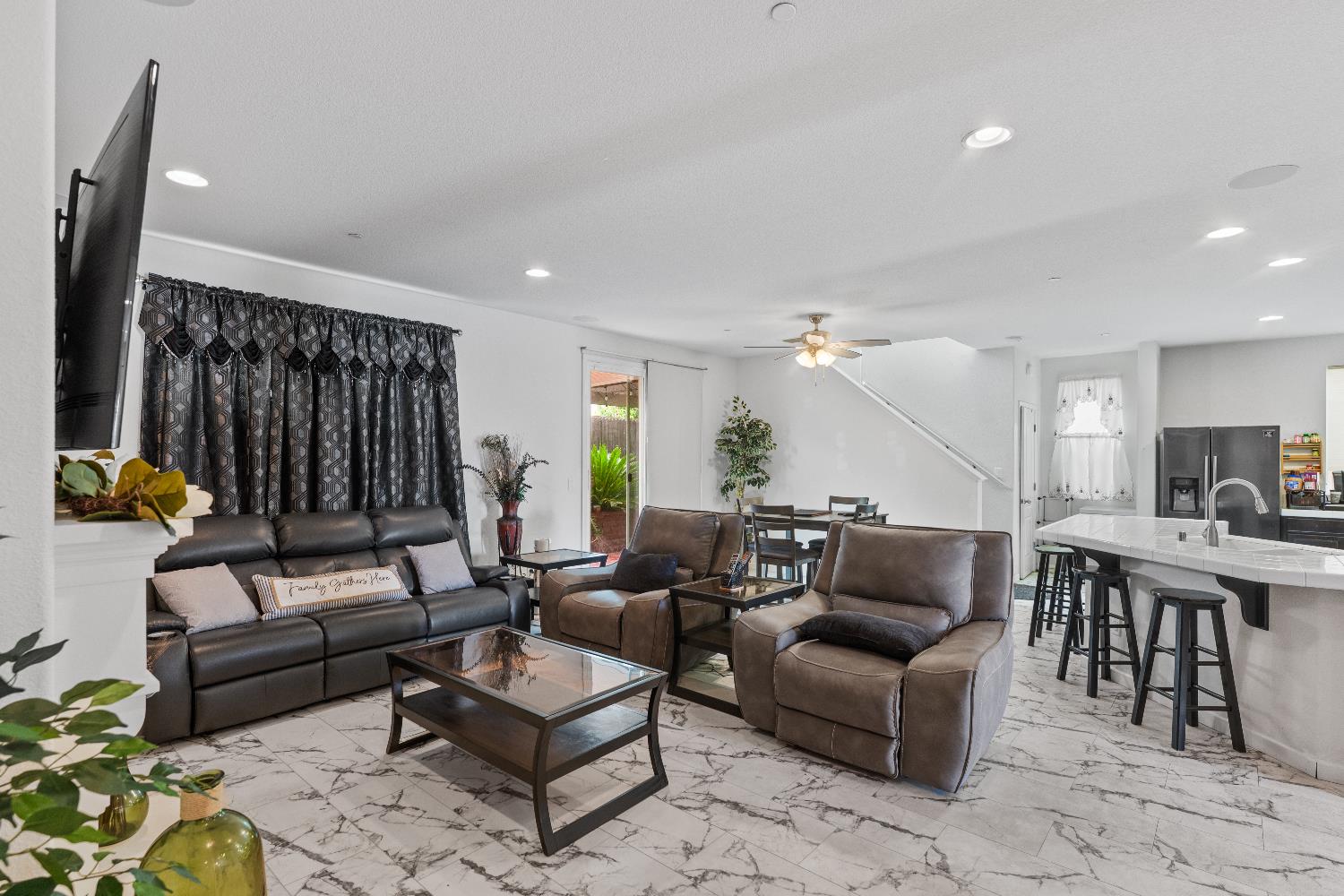 Detail Gallery Image 3 of 59 For 8269 Red Rock Dr, Sacramento,  CA 95829 - 4 Beds | 2/1 Baths