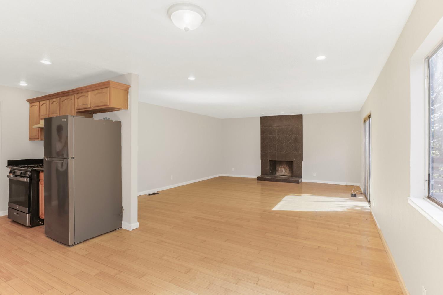 Detail Gallery Image 6 of 34 For 9214 Golf Links Rd, Oakland,  CA 94605 - 3 Beds | 2 Baths