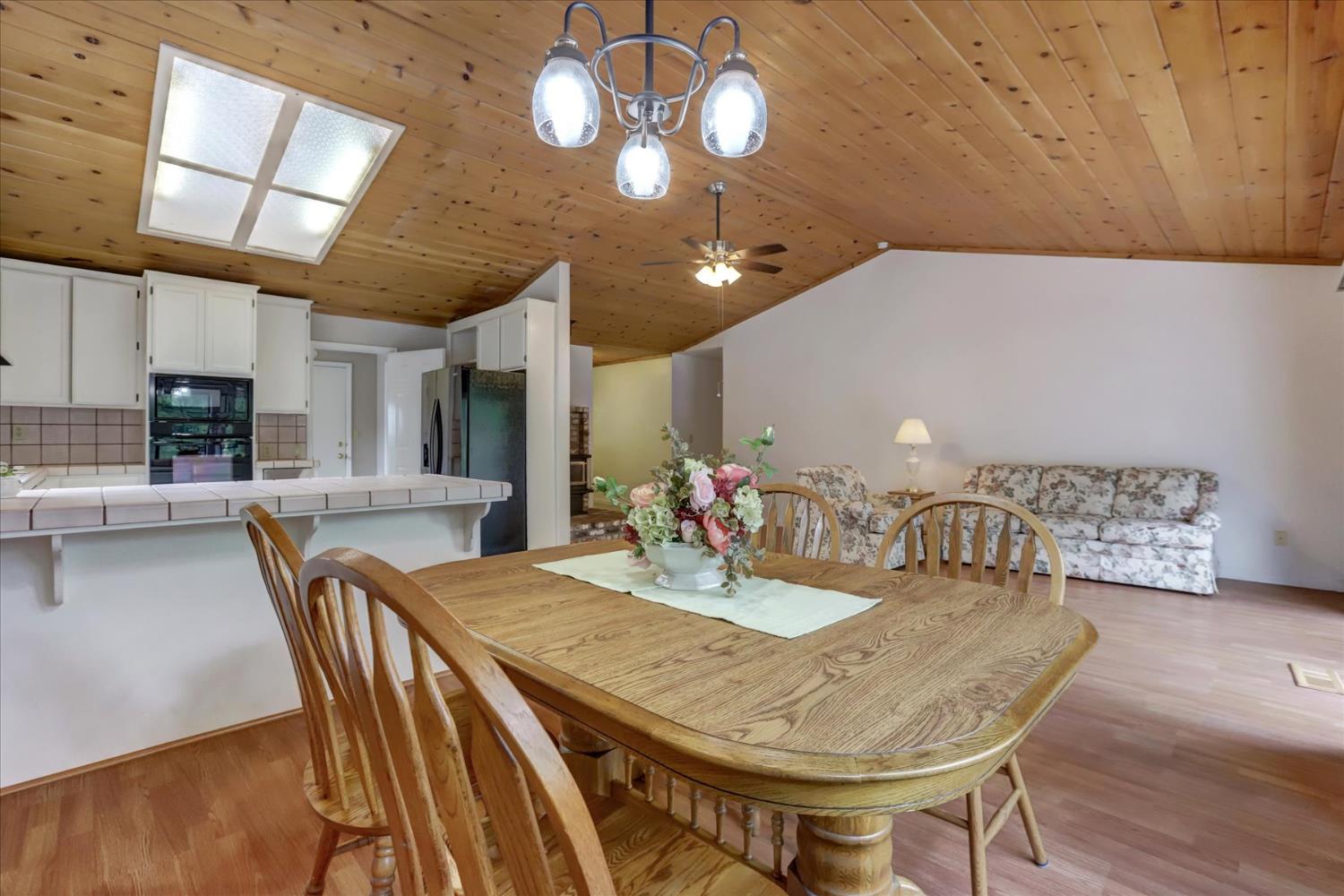 Detail Gallery Image 11 of 59 For 12300 Lake Wildwood Dr, Penn Valley,  CA 95946 - 3 Beds | 2 Baths
