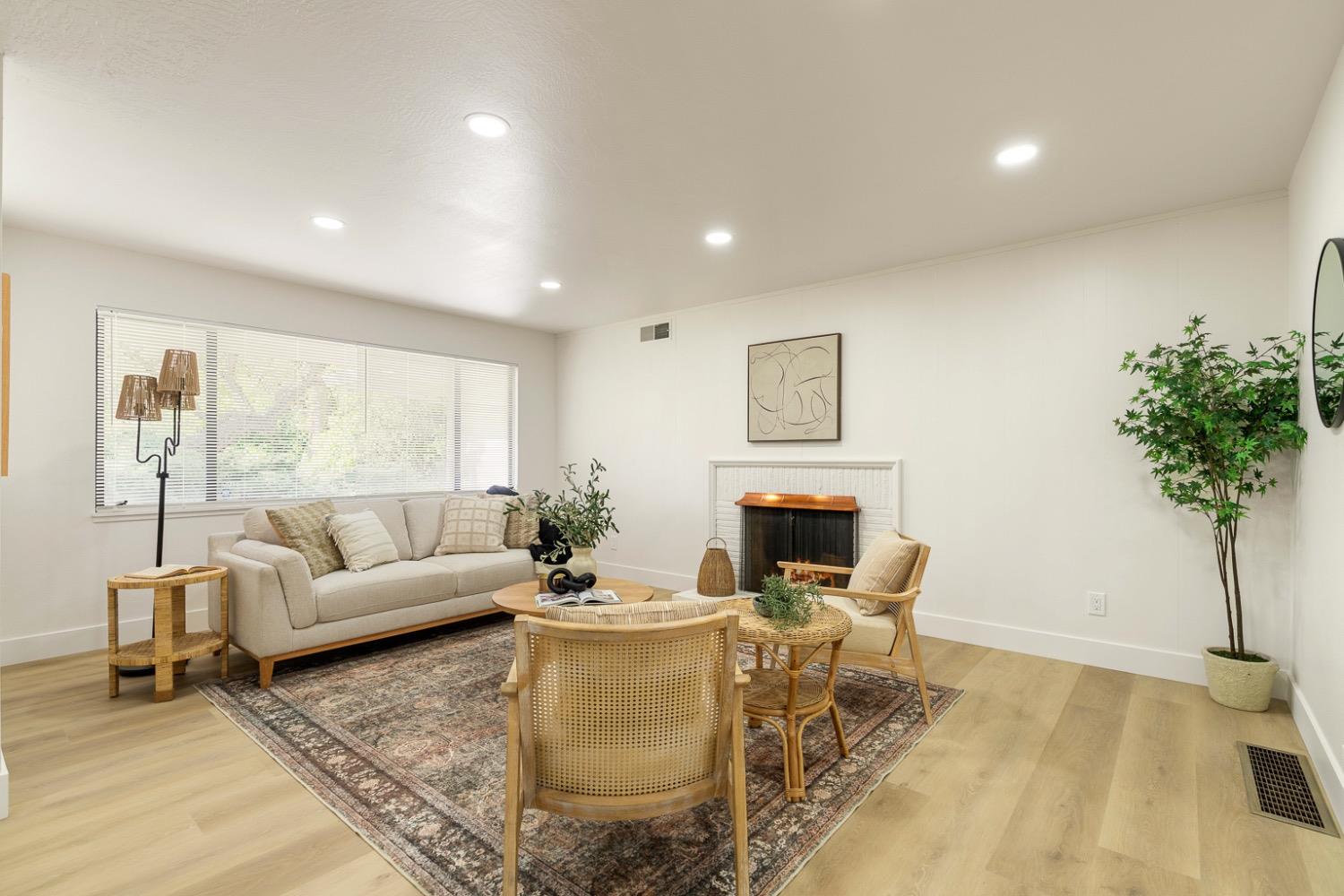 Detail Gallery Image 3 of 53 For 6612 13th St, Sacramento,  CA 95831 - 3 Beds | 2 Baths