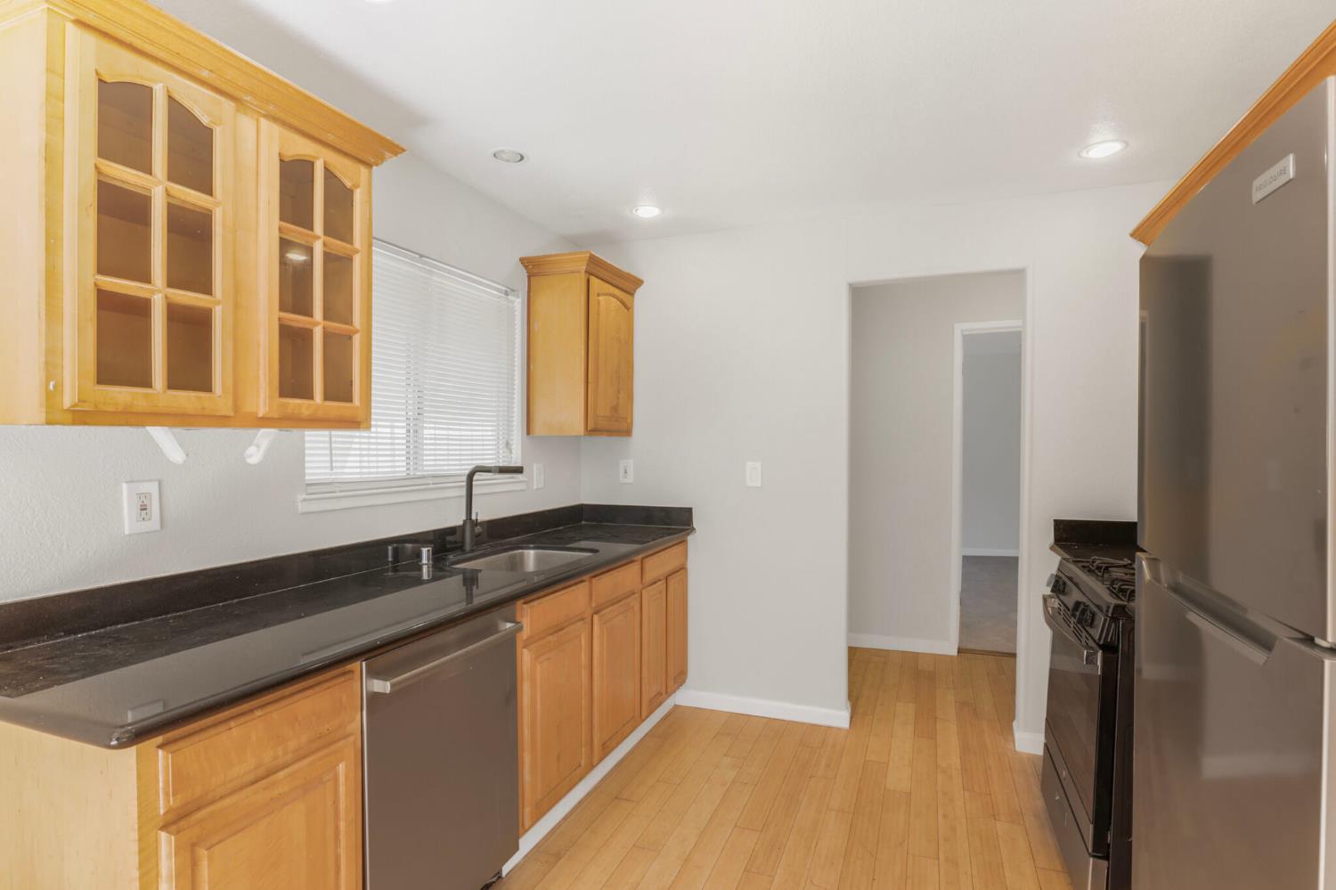 Detail Gallery Image 11 of 34 For 9214 Golf Links Rd, Oakland,  CA 94605 - 3 Beds | 2 Baths