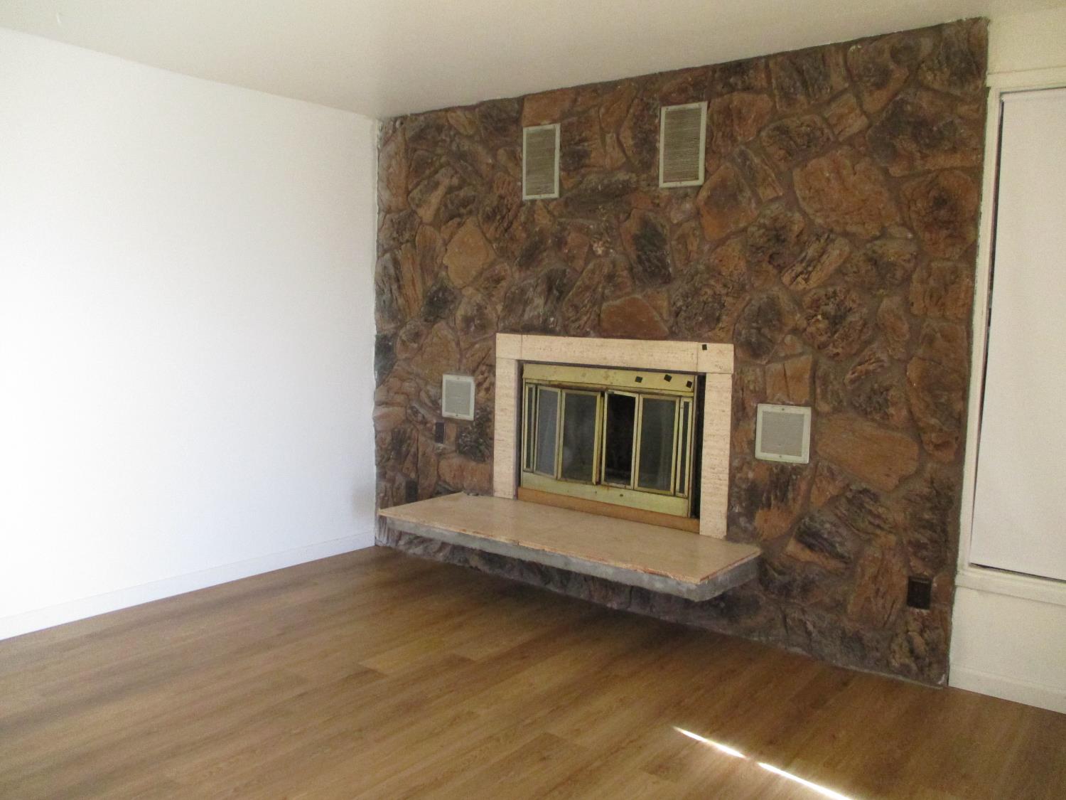 Detail Gallery Image 3 of 9 For 4733 E Main St, Stockton,  CA 95215 - 3 Beds | 2 Baths