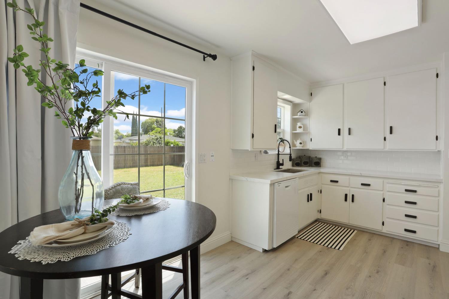 Detail Gallery Image 8 of 21 For 458 E Churchill St, Stockton,  CA 95204 - 2 Beds | 1 Baths