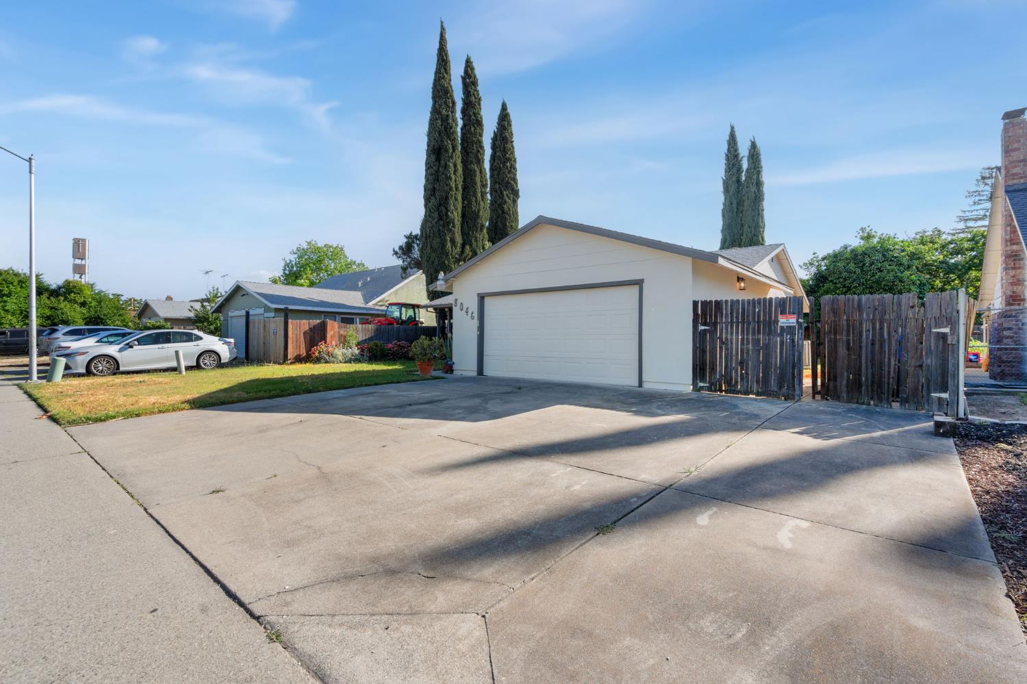 Detail Gallery Image 2 of 25 For 8046 Center Pkwy, Sacramento,  CA 95823 - 3 Beds | 2 Baths