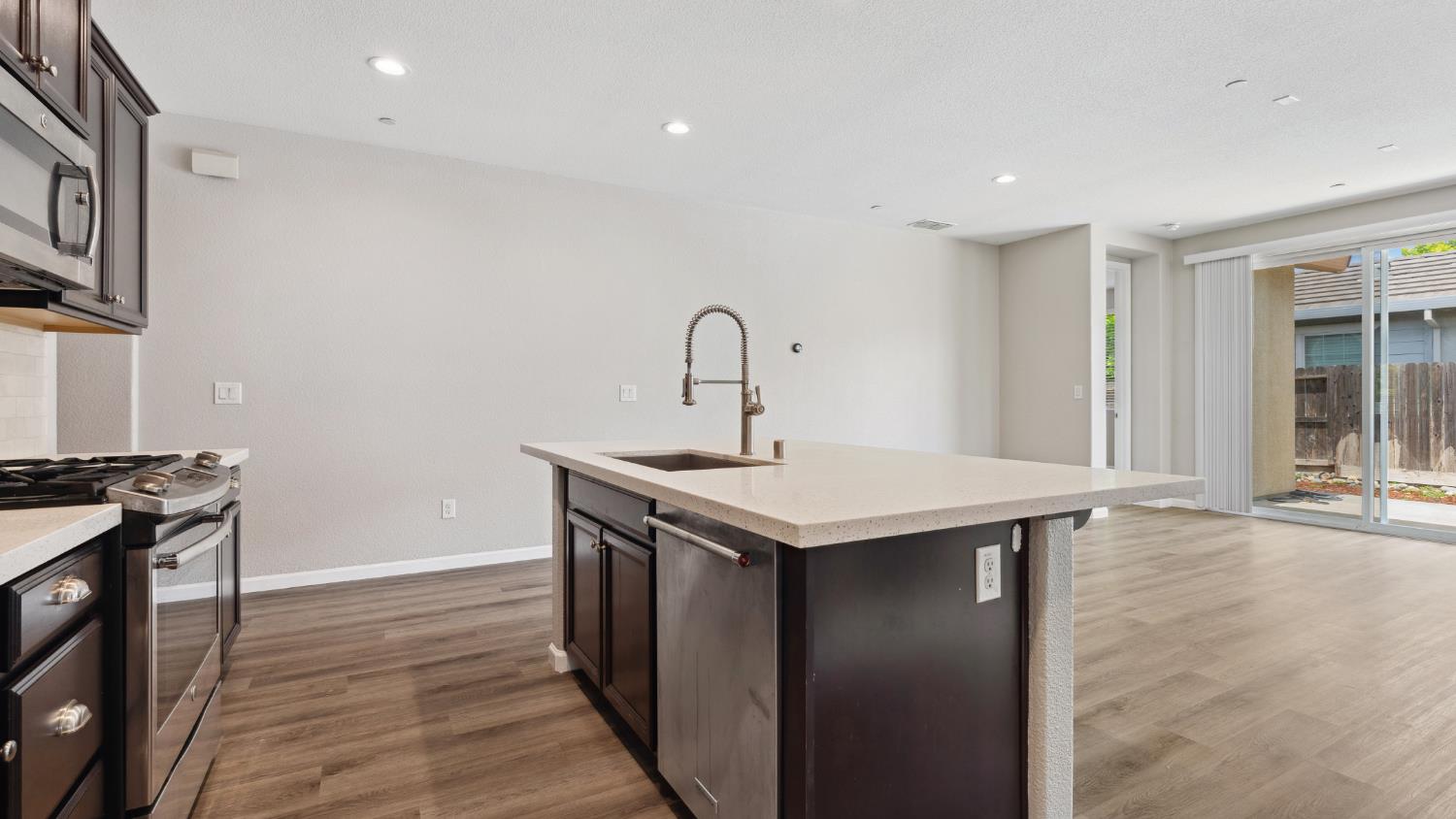 Detail Gallery Image 10 of 31 For 9064 Hourglass Cir, Roseville,  CA 95747 - 3 Beds | 2 Baths