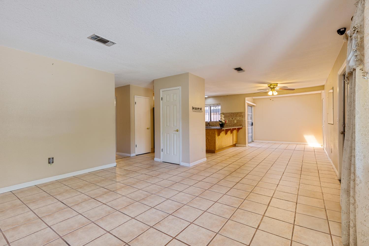 Detail Gallery Image 10 of 44 For 1761 Sikh Temple St, Stockton,  CA 95206 - 4 Beds | 2 Baths