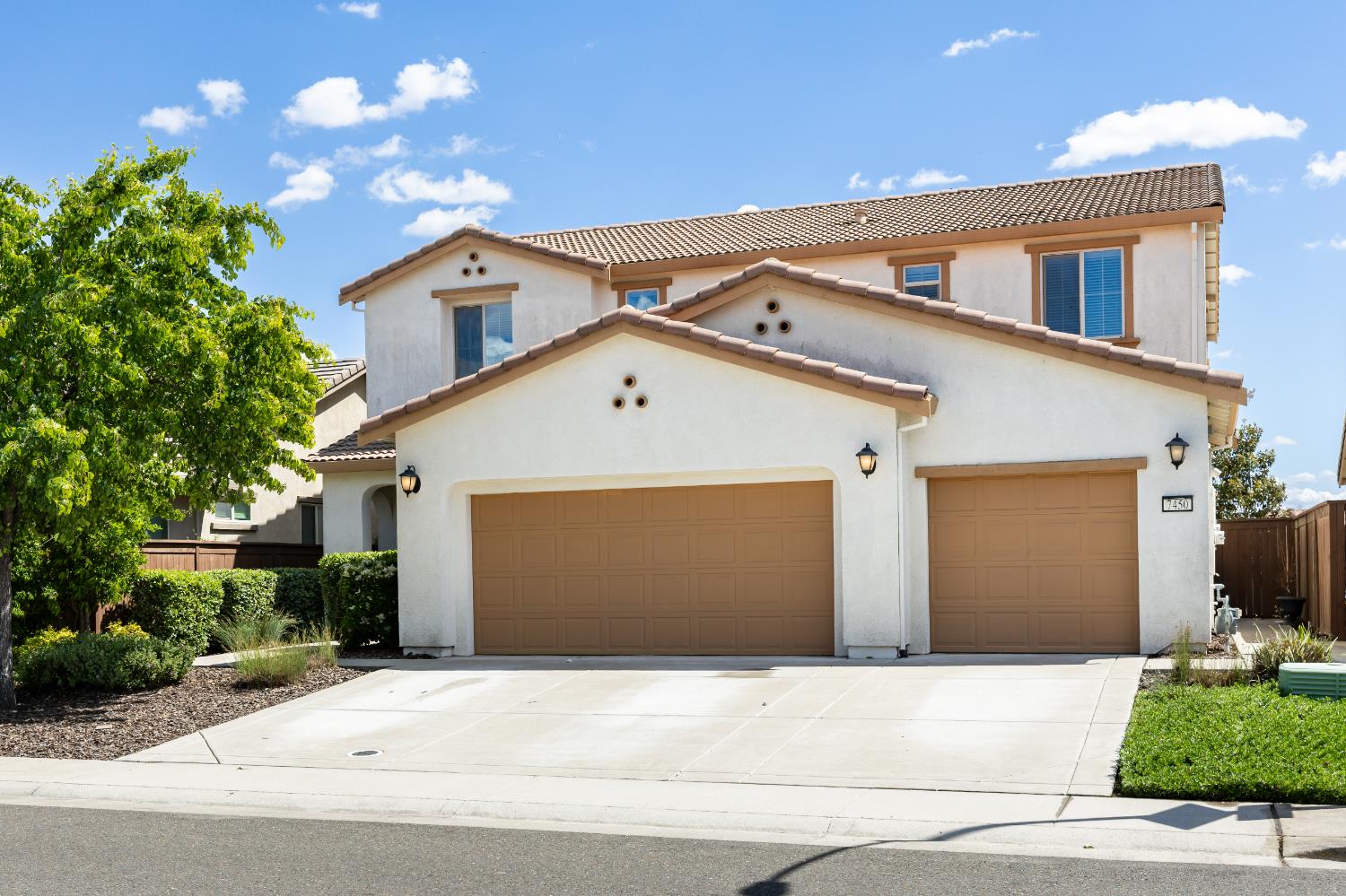Detail Gallery Image 1 of 42 For 7450 Hanfield Dr, Sacramento,  CA 95829 - 4 Beds | 3/1 Baths