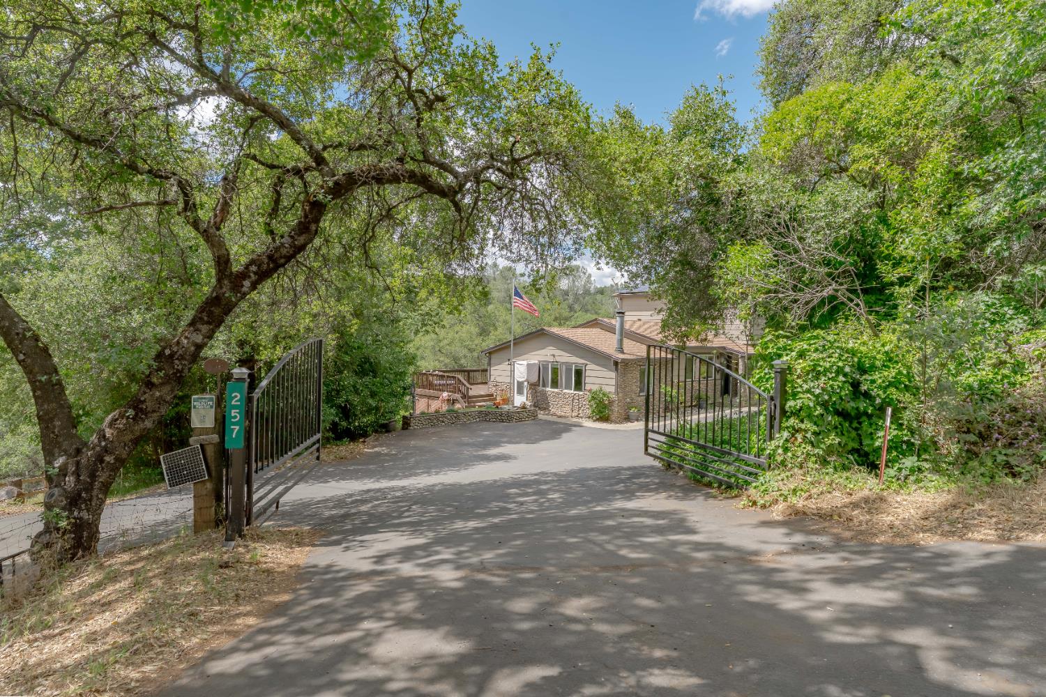 Detail Gallery Image 3 of 63 For 257 Cheyenne Ln, Auburn,  CA 95603 - 3 Beds | 3 Baths