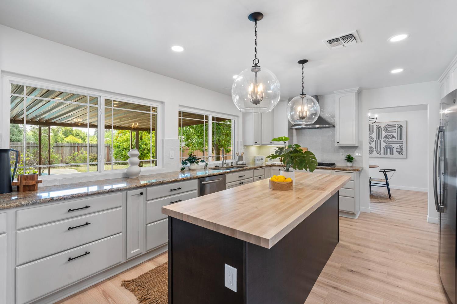 Detail Gallery Image 10 of 30 For 1736 Park Place Dr, Carmichael,  CA 95608 - 4 Beds | 2/1 Baths