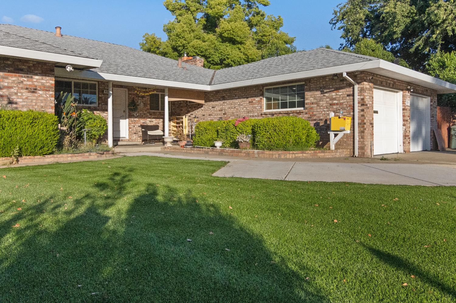 Detail Gallery Image 2 of 30 For 6281 Denslow Way, Sacramento,  CA 95823 - 4 Beds | 4 Baths