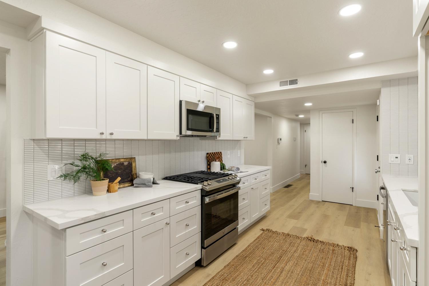 Detail Gallery Image 4 of 53 For 6612 13th St, Sacramento,  CA 95831 - 3 Beds | 2 Baths